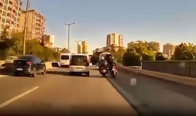Kartal'da motosikletli, emniyet şeridindeki servise çarptı: Kaza anı kamerada