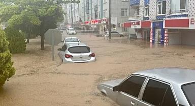 Kırşehir’de etkili olan sağanak yağış sele dönüştü