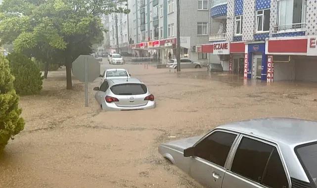 Kırşehir’de etkili olan sağanak yağış sele dönüştü