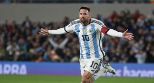 Messi, Arjantin galibiyetinde hattrick yaparak Dünya Kupası gol rekorunu egale etti