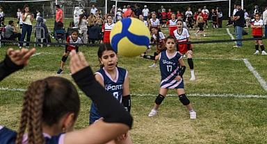 Mini Voleybol Şenliği’nde Çocuklar Madalyalarını Aldı