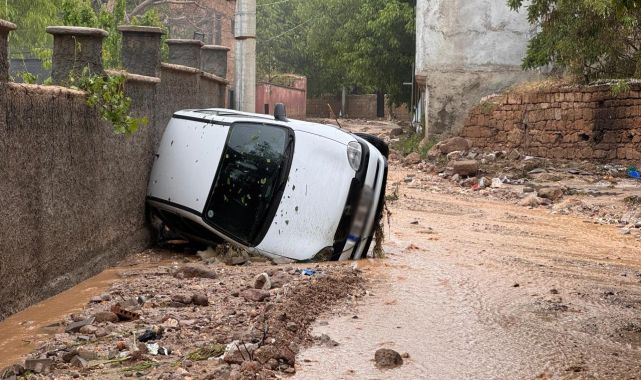 Niğde'de sel: 3 araç sele kapıldı, 1 kişi hayatını kaybetti