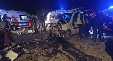 Sivas'ta hafif ticari araç ile otomobilin çarpıştığı kazada 8 kişi yaralandı