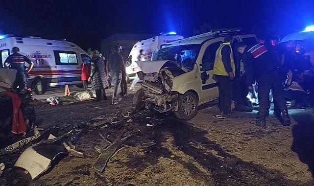 Sivas'ta hafif ticari araç ile otomobilin çarpıştığı kazada 8 kişi yaralandı