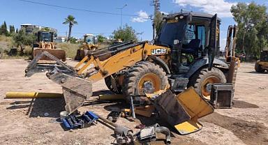 Tamir ettikleri iş makinesinin altında kaldılar: 1 ölü, 1 yaralı