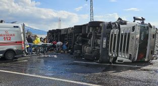 Tır motosikletin üzerine devrildi, 2 ölü
