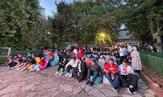 Üsküdar'da vatandaşlar A Milliler için sabah namazında bir araya geldi