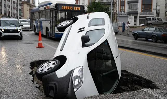 Ankara felç oldu! Yol çöktü, araç çukura düştü