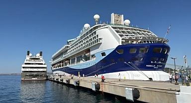 Bodrum'a iki kruvaziyerle 2 bine yakın turist geldi