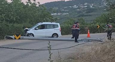 Bursa'da elektrik direğine çarpan sürücüye yardım etmek isteyen kişi akıma kapılarak can verdi