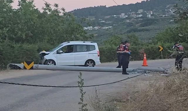 Bursa'da elektrik direğine çarpan sürücüye yardım etmek isteyen kişi akıma kapılarak can verdi