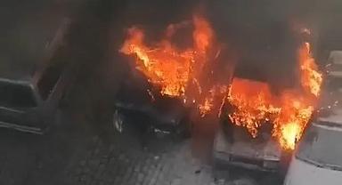 Bursa'da otoparkta çıkan yangında 3 otomobil küle döndü