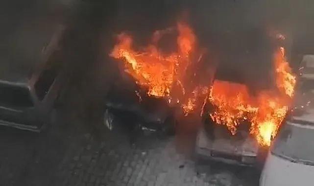 Bursa'da otoparkta çıkan yangında 3 otomobil küle döndü