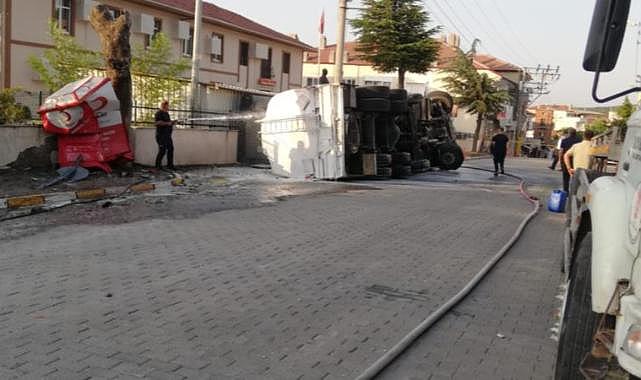 Devrilen akaryakıt tankerindeki sızıntı kontrol altına alındı