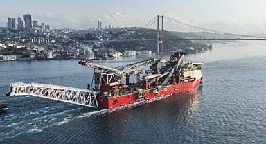 Doğal gaz boru hattı döşeme platformu İstanbul Boğazı'ndan geçiş yaptı