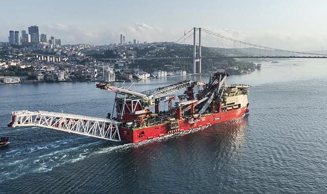 Doğal gaz boru hattı döşeme platformu İstanbul Boğazı'ndan geçiş yaptı