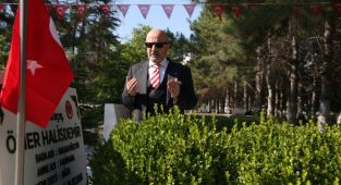 Emekli Korgeneral Zekai Aksakallı şehit Ömer Halisdemir'in mezarını ziyaret etti