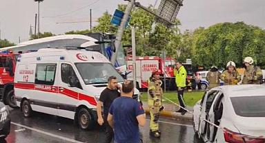 Eyüpsultan'da yolcu otobüsü ile otomobil çarpıştı: 30 yaralı