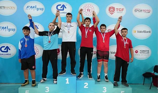 Güreşte Yıldırım rüzgarı