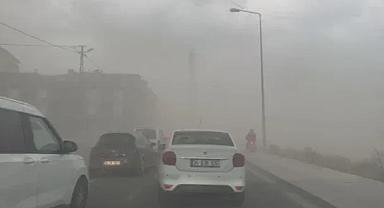 Hava aniden karardı, İstanbul'u fırtına esir aldı