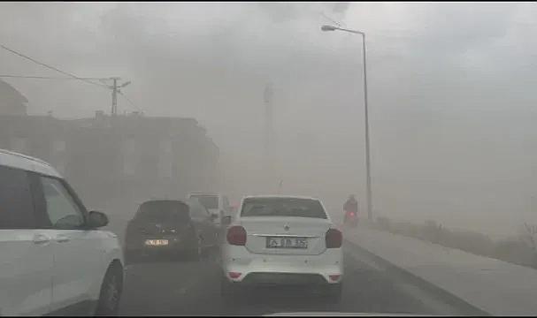 Hava aniden karardı, İstanbul'u fırtına esir aldı