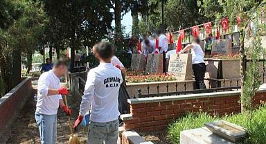 Hükümlü ve cezaevi personelinden şehitliğe anlamlı ziyaret