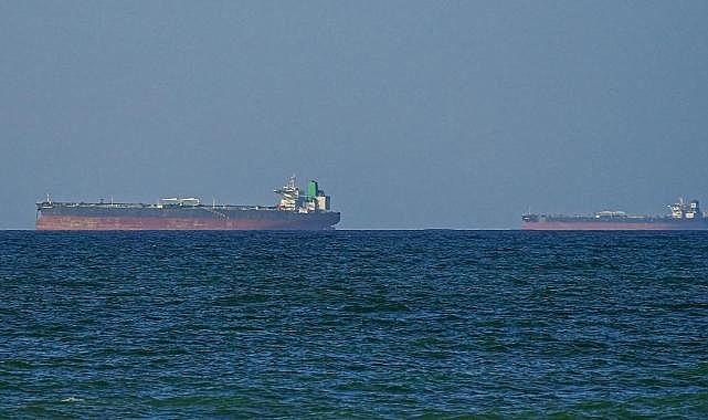 İran: Hürmüz Boğazı'nda 2 petrol tankerinde patlama yaşandı