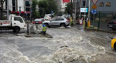 İstanbul'da beklenen yağış felç etti: Yollar göle döndü