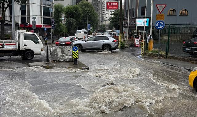 İstanbul'da beklenen yağış felç etti: Yollar göle döndü