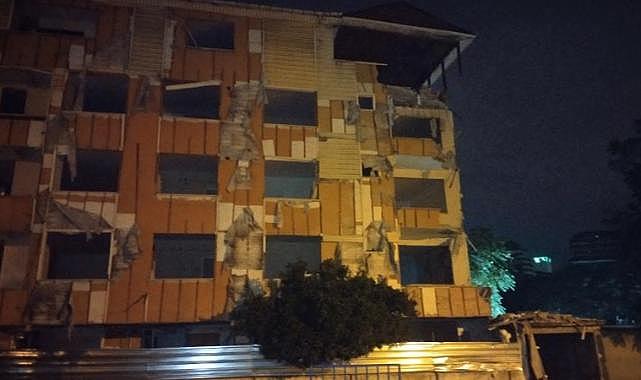 İstanbul'da kentsel dönüşüm kapsamındaki binanın balkonları ile duvarı çöktü