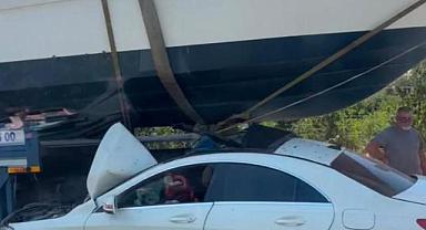 İzmir’de seyir halindeki otomobil tekneye çarptı