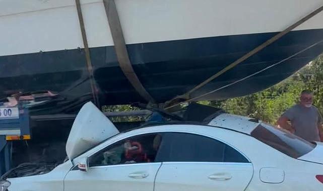 İzmir’de seyir halindeki otomobil tekneye çarptı
