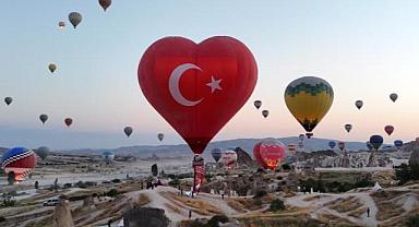 Kapadokya'da sıcak hava balonları Türk bayrakları ve afişlerle uçtu