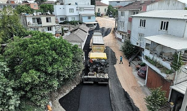 Karacabey'in Yenikaraağaç Mahallesi'nde yollar yenileniyor