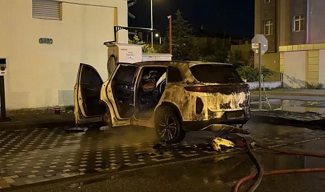 Kayseri’de alev alan elektrikli araç söndürme çalışması sırasında bomba gibi patladı