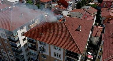 Kütahya'da binanın çatısına yıldırım düştü, yangın çıktı