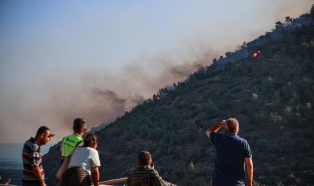 Mersin'de orman yangını: 145 kişi güvenli bölgelere nakledildi