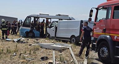 Midibüs ile panelvan çarpıştı: 1 can kaybı, 10 yaralı
