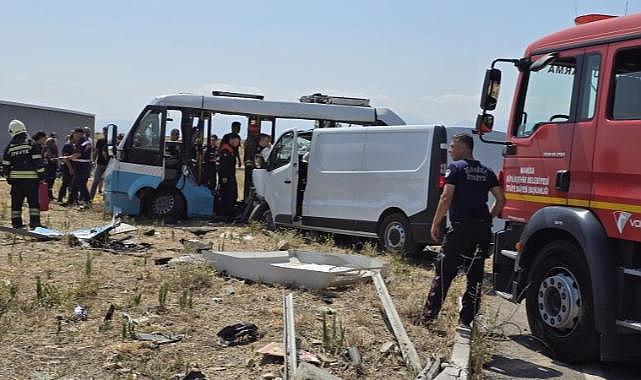 Midibüs ile panelvan çarpıştı: 1 can kaybı, 10 yaralı