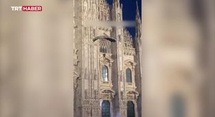 Milano'da Filistin bayrağı renklerindeki paraşütüyle Duomo Katedrali'nden atladı
