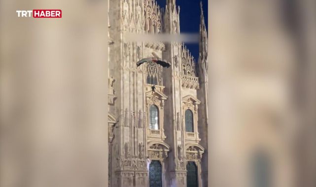Milano'da Filistin bayrağı renklerindeki paraşütüyle Duomo Katedrali'nden atladı