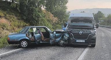 Minibüs ile otomobil çarpıştı 2 yaralı