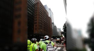 New York'ta 37 katlı binanın yıkılma tehlikesi nedeniyle yollar kapatıldı