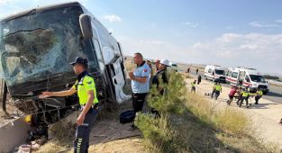 Niğde Ankara otobanında yolcu otobüsü yoldan çıktı