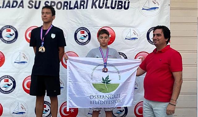 Osmangazi'nin genç yüzücüleri kürsüyü bırakmadı