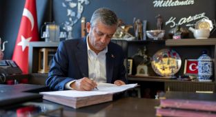 Özgür Özel ve 90 vekil CHP'den istifa etti