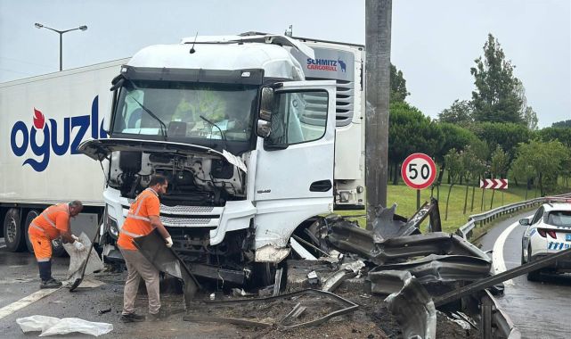Pendik'te bariyerlere çarpan tır TEM trafiğini aksattı