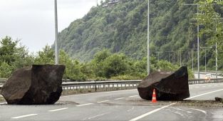 Rize'de yamaçtan kopan kaya parçaları yola düştü