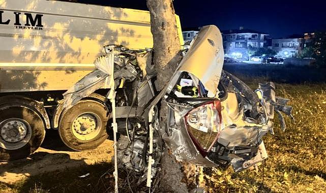 Sakarya'da ağaca çarpan otomobil ikiye ayrıldı