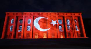 TBMM binasına 15 Temmuz şehitlerinin fotoğrafı yansıtıldı